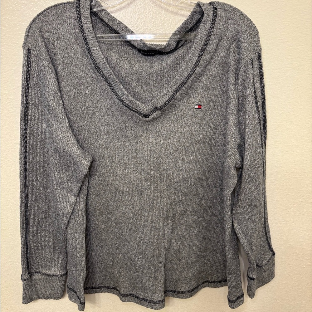 Tommy Hilfiger Women's minimalist V-Neck Sweater in Heather Gray